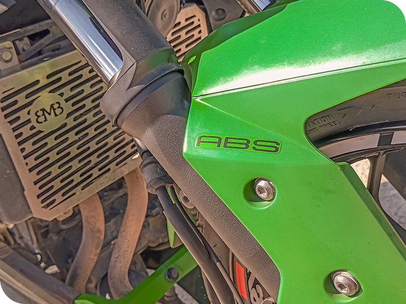 Kawasaki Z300 lightweight streetfighter Ko Phangan beach